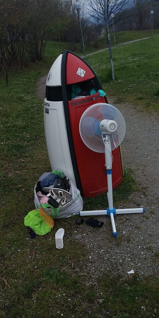 Rifiuti abbandonati al parco, il sindaco: “inciviltà ha superato il&nbsp;limite”