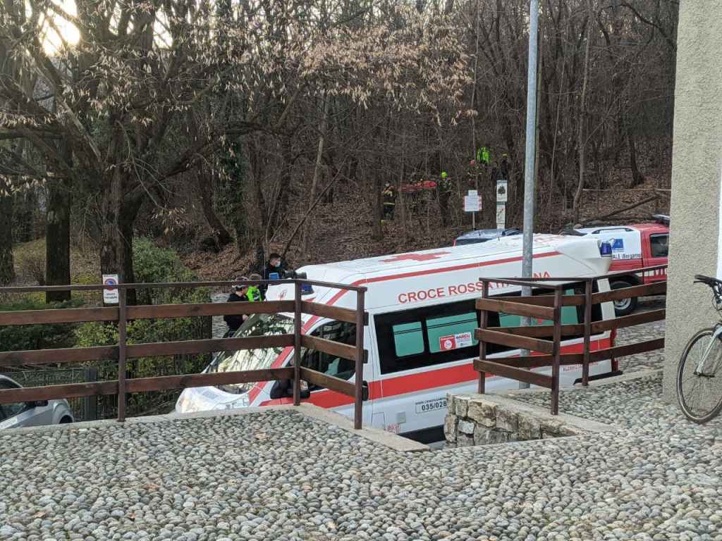 Incidente in bicicletta sul sentiero del Colle, intervengono i&nbsp;soccorsi.