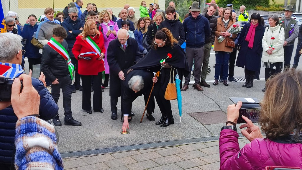 Ranica celebra la Liberazione in corteo per il paese. Installata la pietra d’inciampo ad Antonio&nbsp;Morotti.