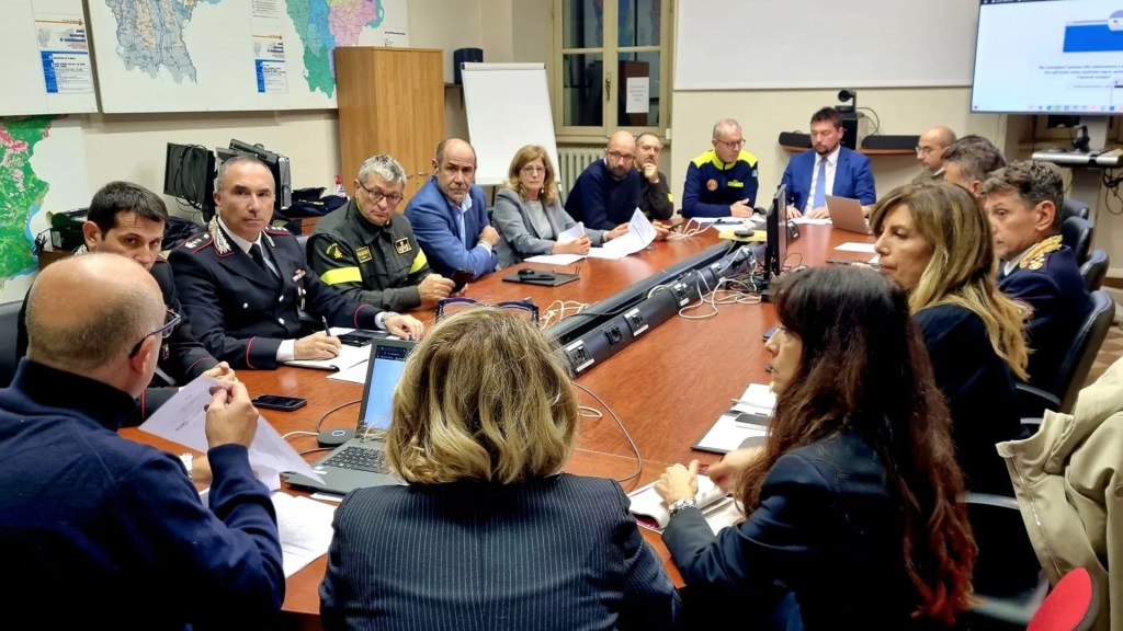 Prosegue il maltempo, allerta rossa per domani: chiuse le scuole superiori, probabili disagi nella&nbsp;viabilità.