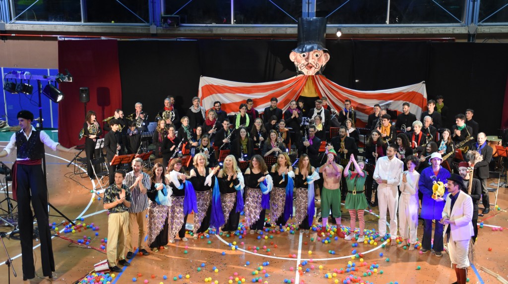 La Banda e Isabelle il Capriolo insieme per regalare alla cittadinanza una serata magica tra musica e acrobazie – Il&nbsp;video