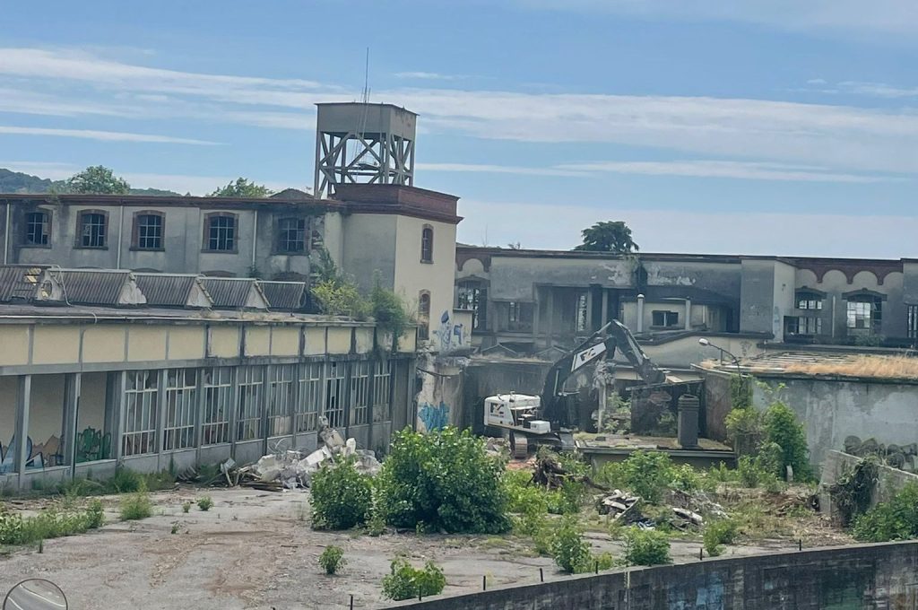 Momento storico per il nostro paese: al via la demolizione della ex-Zopfi, oggi cominciano i&nbsp;lavori.