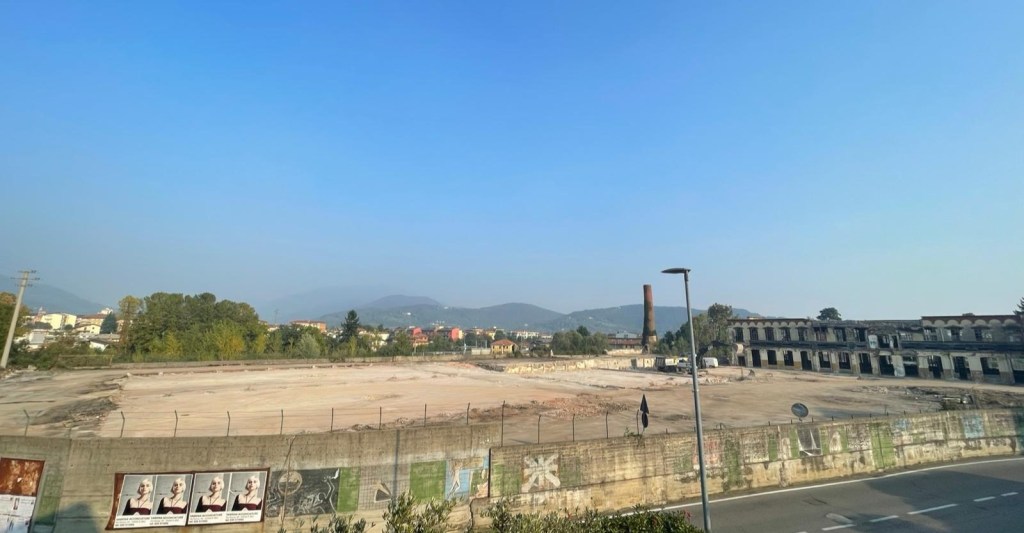 Ex Zopfi, la metamorfosi prosegue: abbattuti magazzini e capannoni&nbsp;storici.